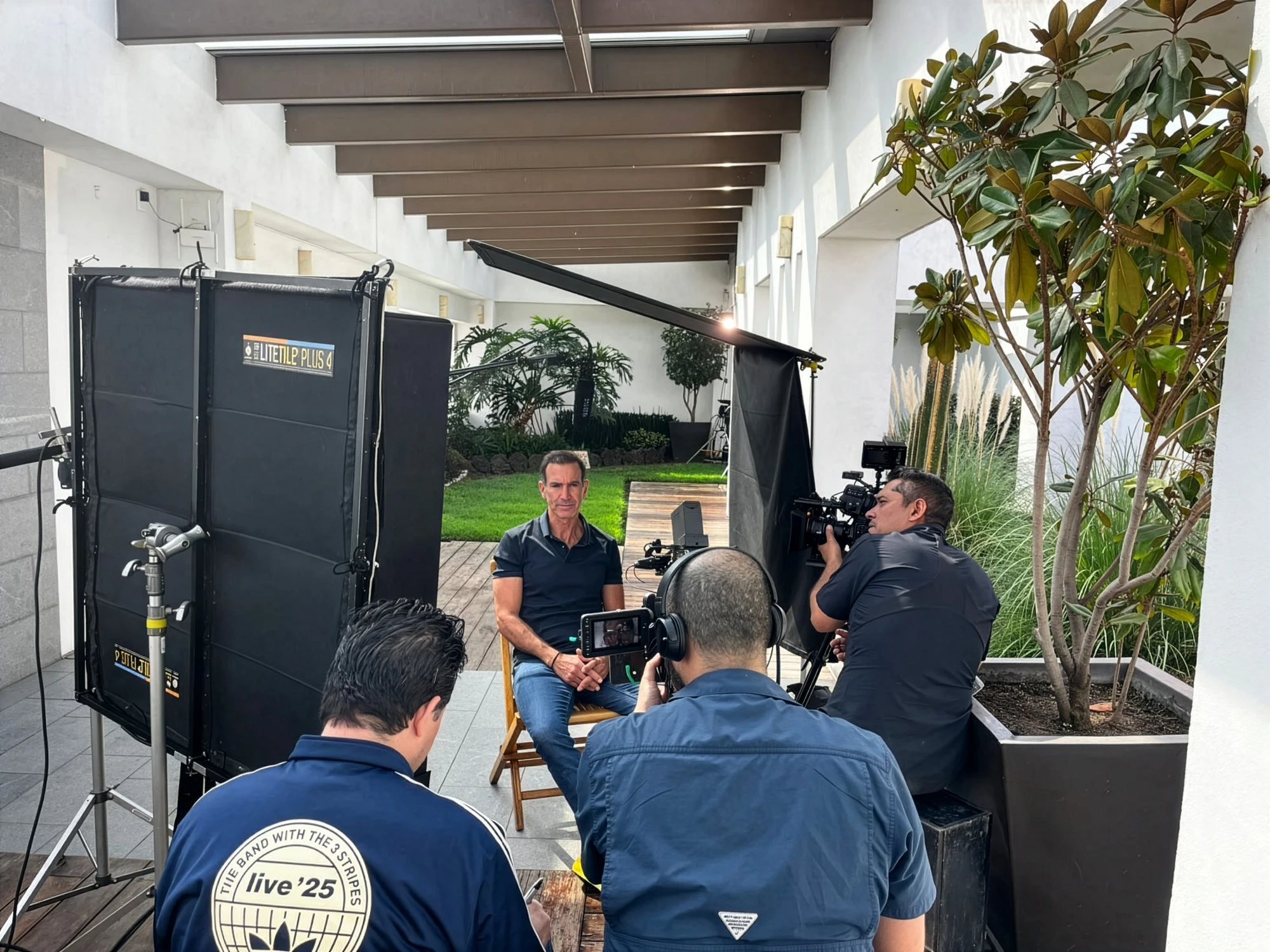 El equipo completo de Mango Studio en un rodaje de entrevista, con el rig de iluminación y cámara en escena
